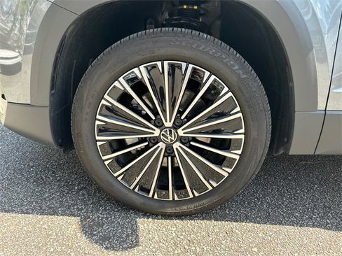 Used 2025 Volkswagen Taos SE image 27