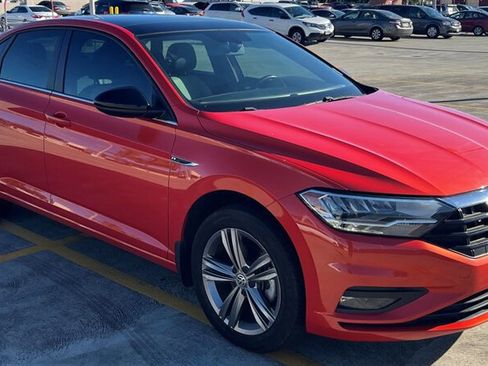 Used 2019 Volkswagen Jetta R-Line w/ R-Line Cold Weather Package FWD image 4