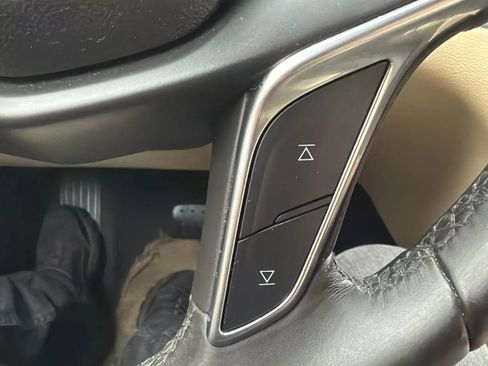 Used 2017 Cadillac XT5 FWD image 12