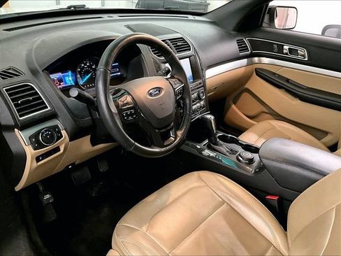 Used 2017 Ford Explorer XLT w/ Equipment Group 202A AWD/4WD image 12