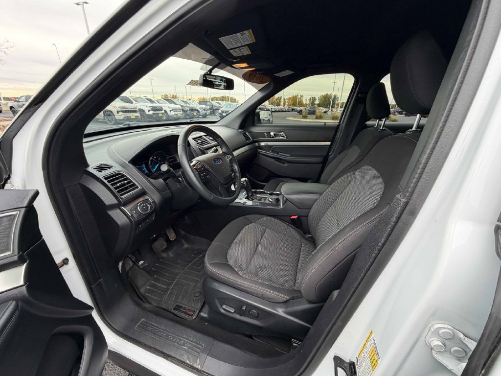 Used 2019 Ford Explorer XLT w/ Equipment Group 201A AWD/4WD image 17