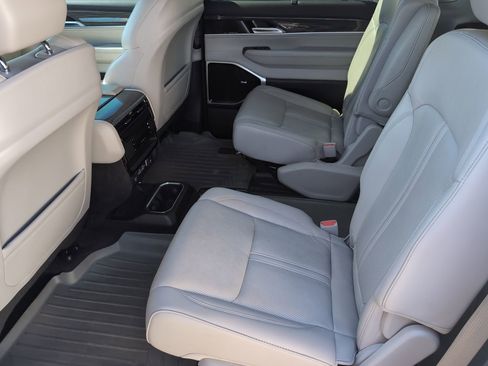 Used 2022 Jeep Wagoneer Series III w/ Premium Group I image 13