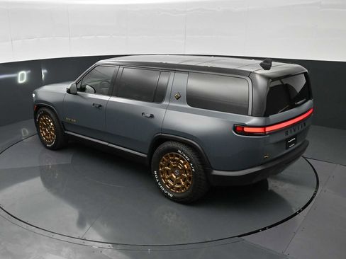 Used 2025 Rivian R1S Premium AWD/4WD image 31