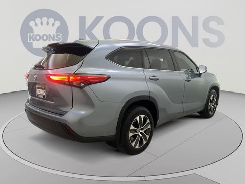 Used 2022 Toyota Highlander XLE AWD/4WD image 8