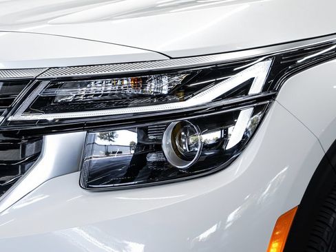 Used 2025 Kia Seltos EX FWD image 9