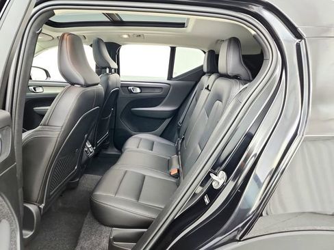 Certified 2025 Volvo XC40 B5 Plus AWD/4WD image 28