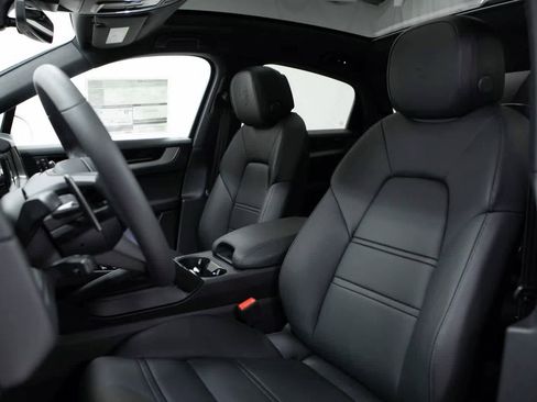 Certified 2025 Porsche Cayenne Coupe image 5