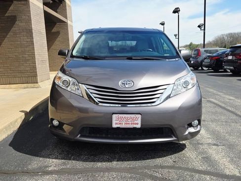 Used 2017 Toyota Sienna XLE image 2