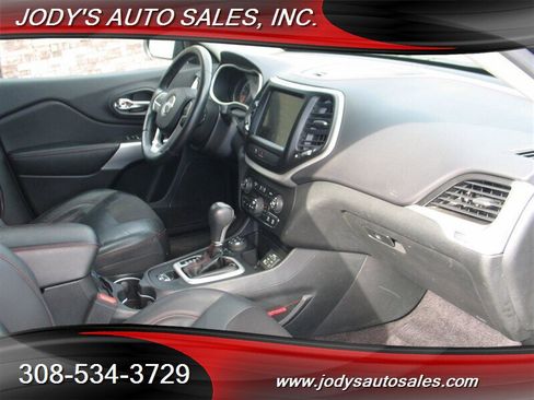 Used 2018 Jeep Cherokee Trailhawk image 22