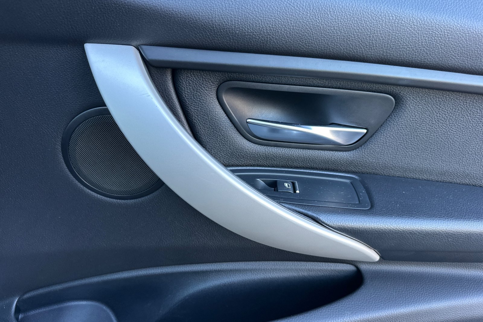 Used 2018 BMW 320i Sedan RWD image 18