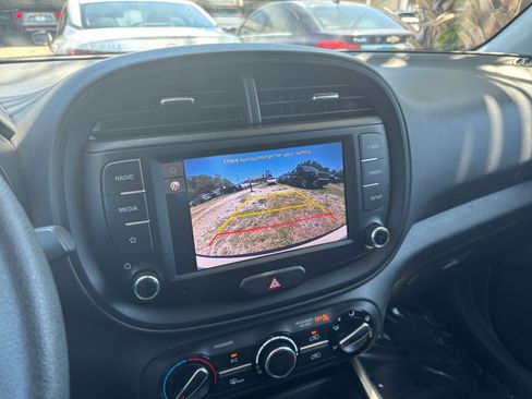 Used 2025 Kia Soul LX w/ LX Technology Package FWD image 23
