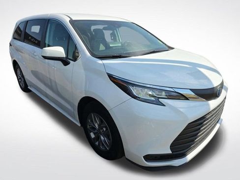 Used 2024 Toyota Sienna LE AWD/4WD image 2