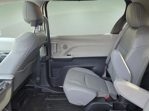 Used 2022 Toyota Sienna XLE image 14