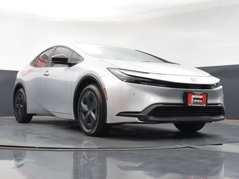 Used 2025 Toyota Prius LE image 28