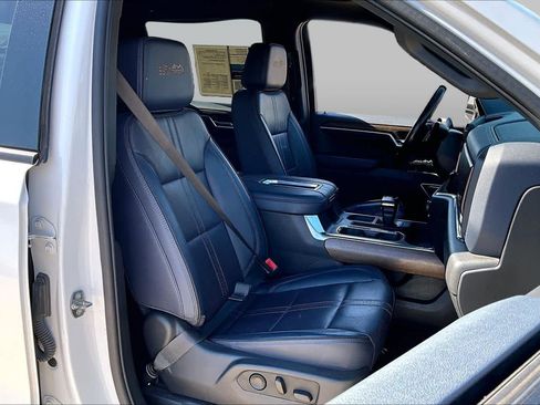 Used 2022 Chevrolet Silverado 1500 High Country w/ Technology Package AWD/4WD image 8