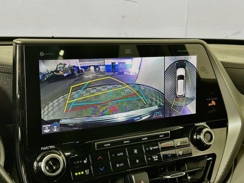 Used 2022 Toyota Highlander Platinum AWD/4WD image 13