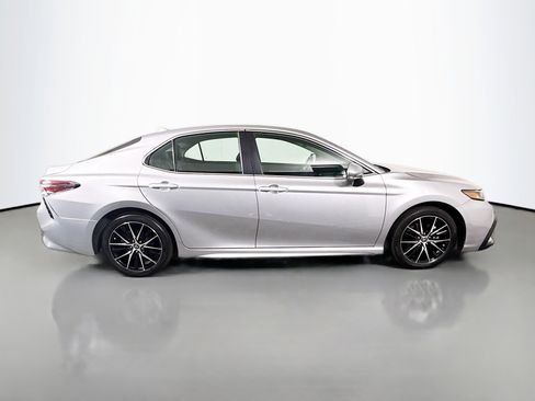 Used 2024 Toyota Camry SE image 11