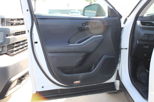 Used 2021 Toyota Highlander LE FWD image 10