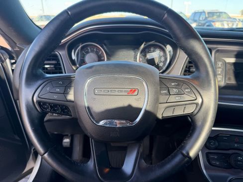 Used 2016 Dodge Challenger SXT RWD image 9