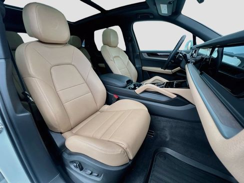 Certified 2025 Porsche Cayenne AWD/4WD image 30