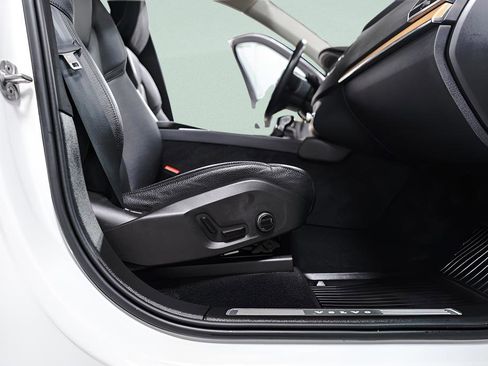 Used 2022 Volvo XC90 T6 Momentum w/ Advanced Package image 40