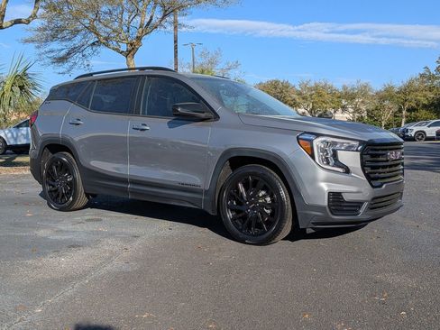 Used 2023 GMC Terrain SLE w/ Driver Convenience Package image 2