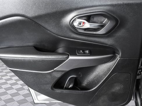 Used 2019 Jeep Cherokee Latitude w/ Popular Appearance Group image 22