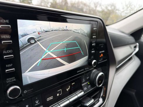 Used 2021 Toyota Highlander L image 9