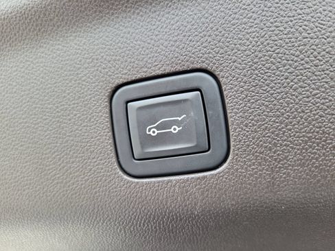 Used 2023 GMC Yukon Denali RWD image 9