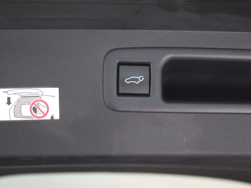 Used 2025 Toyota Highlander LE AWD/4WD image 32
