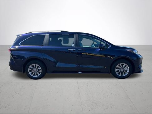 Used 2025 Toyota Sienna XLE AWD/4WD image 6