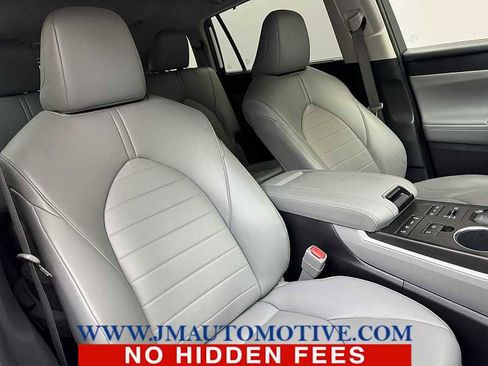 Used 2022 Toyota Highlander XLE image 24