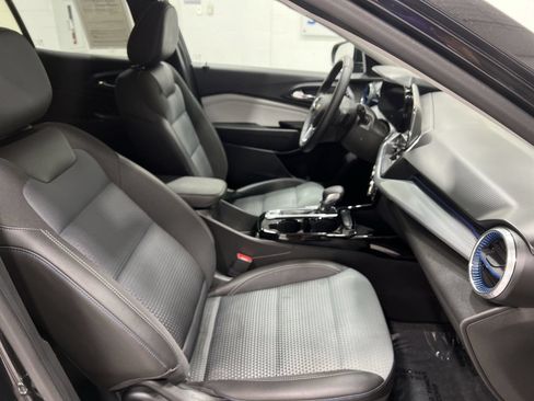 Used 2025 Chevrolet Trax LT w/ LT Convenience Package FWD image 23