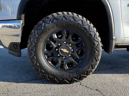 Used 2024 Chevrolet Silverado 2500 LT w/ Convenience Package image 8