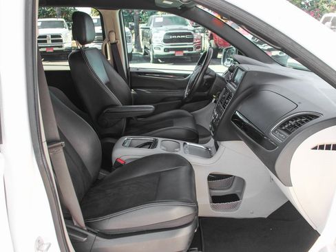 Used 2020 Dodge Grand Caravan SXT image 40