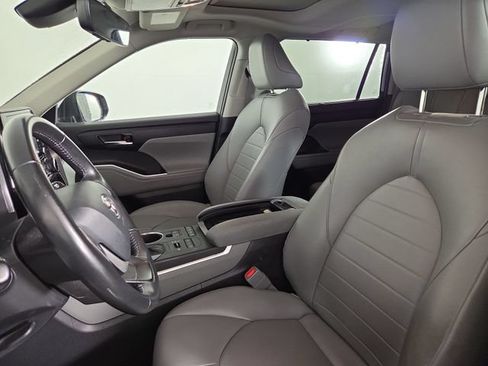 Used 2022 Toyota Highlander XLE AWD/4WD image 13