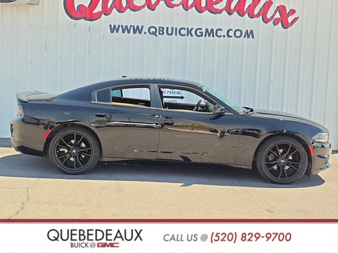 Used 2018 Dodge Charger SXT w/ Blacktop Package RWD image 8