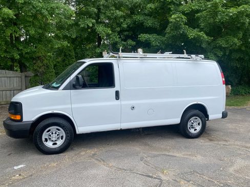 Used 2015 Chevrolet Express 2500 RWD image 2
