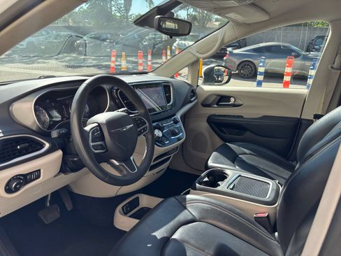 Used 2023 Chrysler Pacifica Touring-L FWD image 37