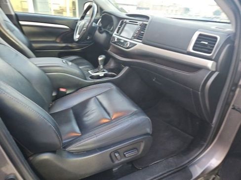 Used 2019 Toyota Highlander XLE image 28