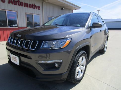Used 2018 Jeep Compass Latitude AWD/4WD image 3