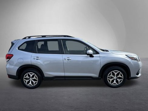 Used 2023 Subaru Forester Premium image 2