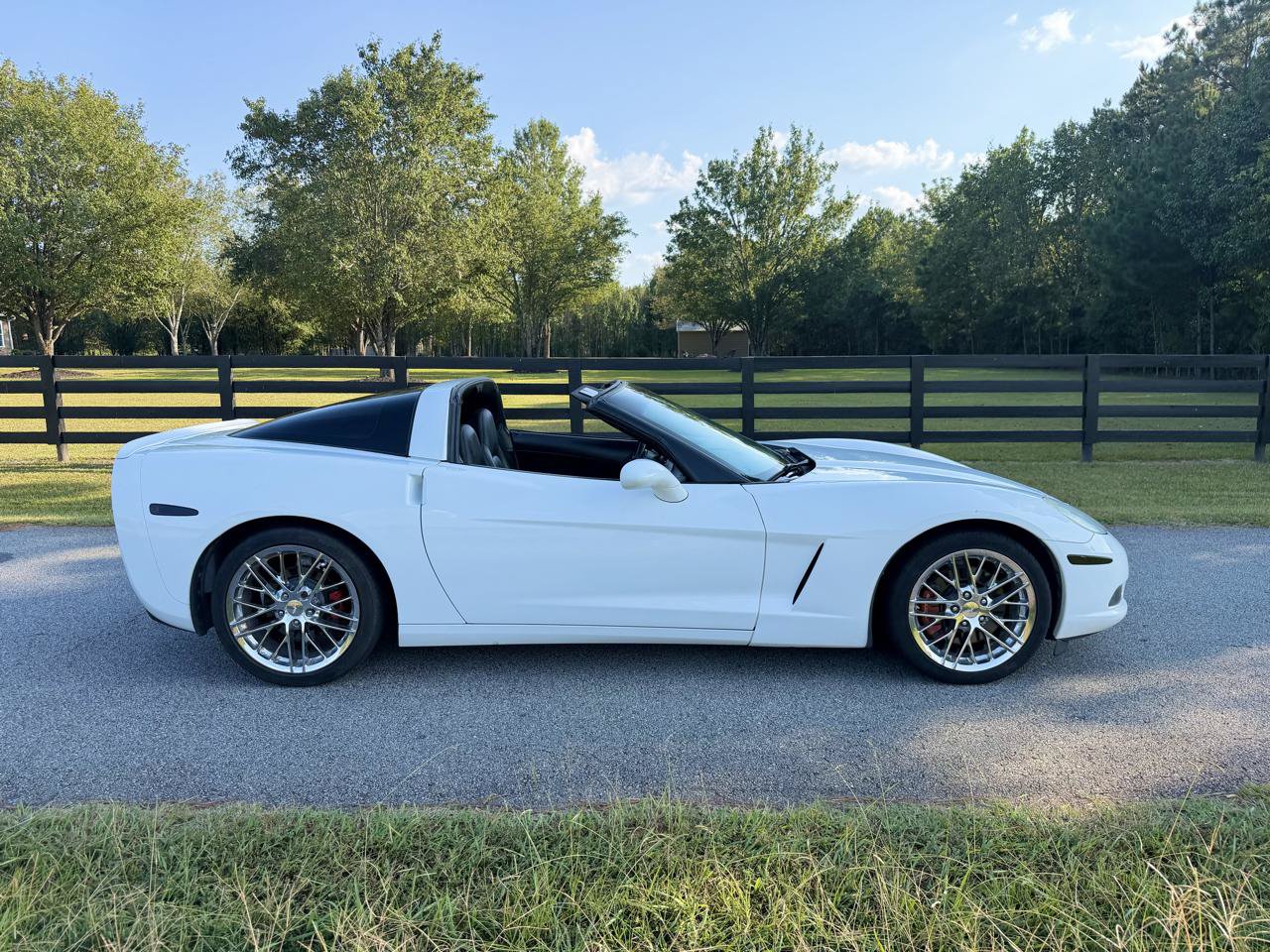 Used 2005 Chevrolet Corvette Coupe w/ Preferred Equipment Group RWD image 6