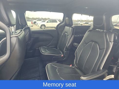 Used 2025 Chrysler Pacifica Limited image 5