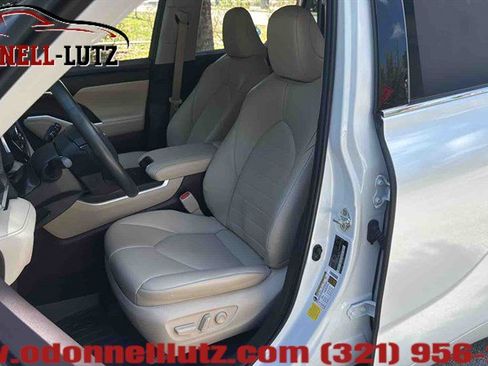 Used 2022 Toyota Highlander XLE FWD image 11