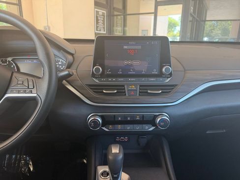 Used 2025 Nissan Altima 2.5 SV FWD image 17