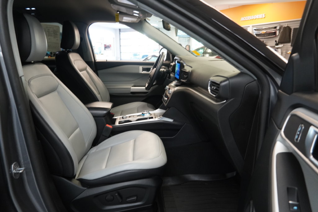 Used 2021 Ford Explorer XLT w/ Equipment Group 202A AWD/4WD image 35