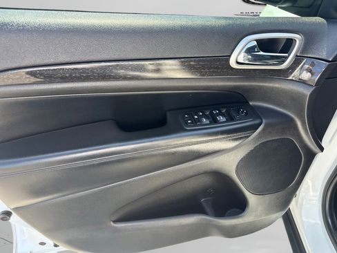 Used 2018 Jeep Grand Cherokee Laredo RWD image 20