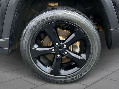 Used 2023 Jeep Grand Cherokee L Laredo image 10