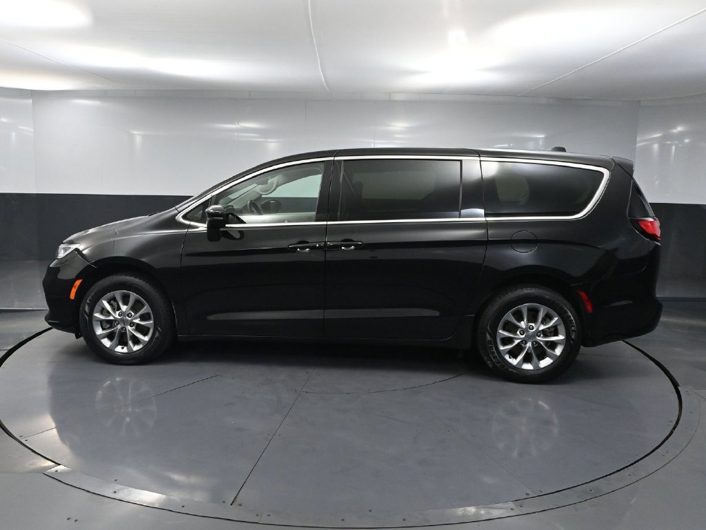 Used 2023 Chrysler Pacifica Touring-L AWD/4WD image 7